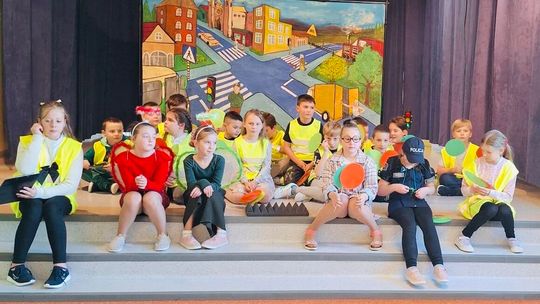 Dziadkowie i wnuki wspólnie uczą się bezpieczeństwa na drodze. Wyjątkowe spotkanie w Miejscu Piastowym