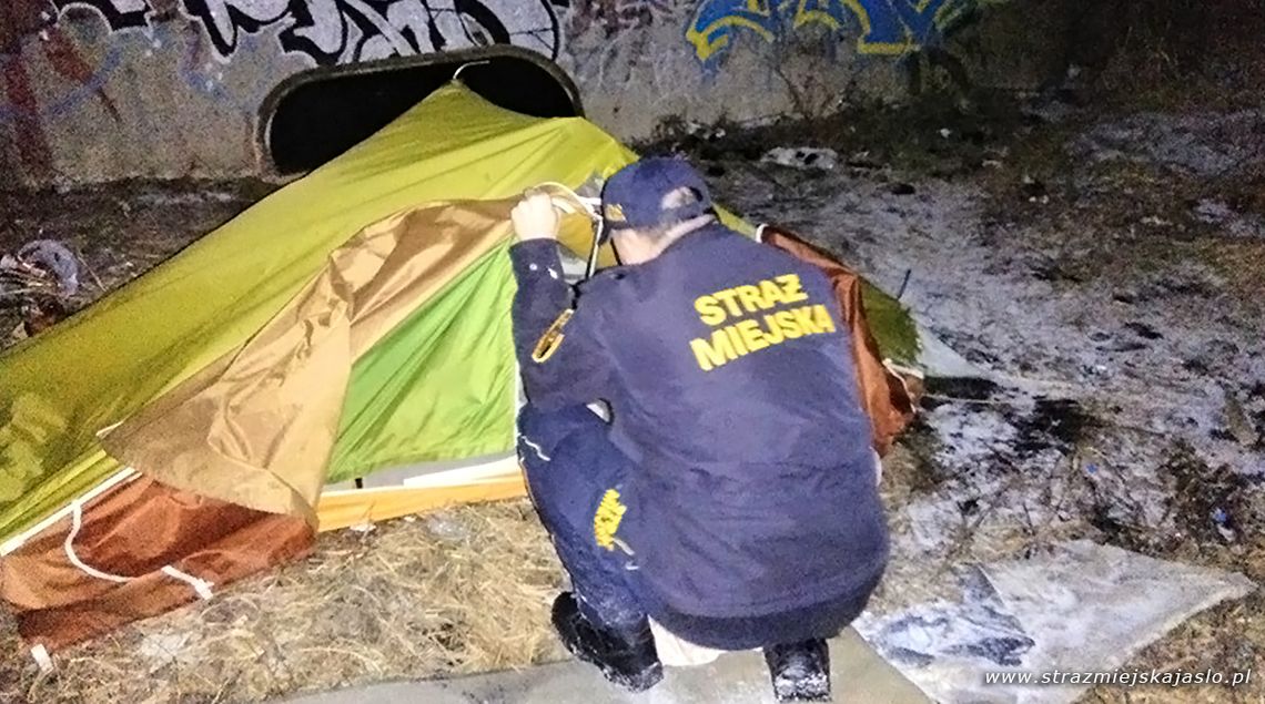 Bezdomny spał w namiocie w temperaturze minus 5 stopni