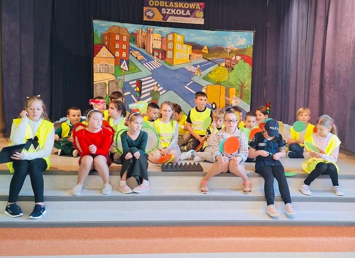 Dziadkowie i wnuki wspólnie uczą się bezpieczeństwa na drodze. Wyjątkowe spotkanie w Miejscu Piastowym Dziadkowie i wnuki wspólnie uczą się bezpieczeństwa na drodze. Wyjątkowe spotkanie w Miejscu Piastowym