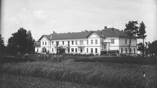 Budynek Szpitala Powszechnego w Krośnie od strony południowej. Źródło: Narodowe Archiwum Cyfrowe. Lata: 1910 - 1939