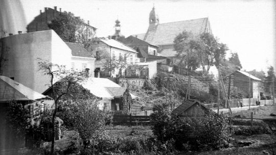 Fragment miasta wraz z kościołem farnym Trójcy Przenajświętszej. Źródło: Narodowe Archiwum Cyfrowe. Rok: 1932