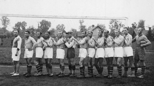 Drużyna piłkarska klubu sportowego Legia Krosno. Źródło: Narodowe Archiwum Cyfrowe. Rok: 1935