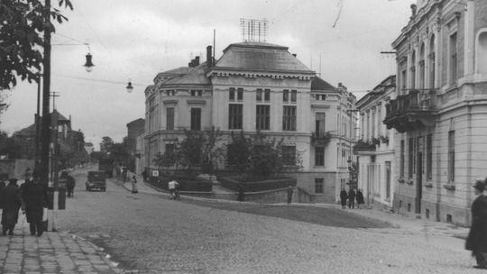 Krosno. Budynek Związku Gmin przy starostwie - widok zewnętrzny. Źródło: Narodowe Archiwum Cyfrowe. Rok: 1939