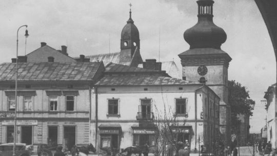 Dorożka na rynku, w tle kościół farny Trójcy Przenajświętszej i wczesnobarokowa dzwonnica. Źródło: Narodowe Archiwum Cyfrowe. Lata: 1932